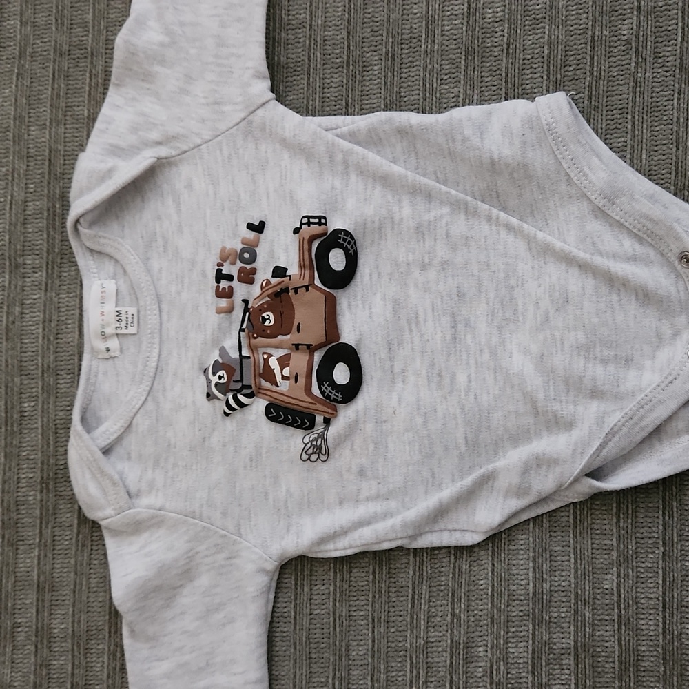 💙 3-6m Grey Baby Onesie with Brown Truck Design